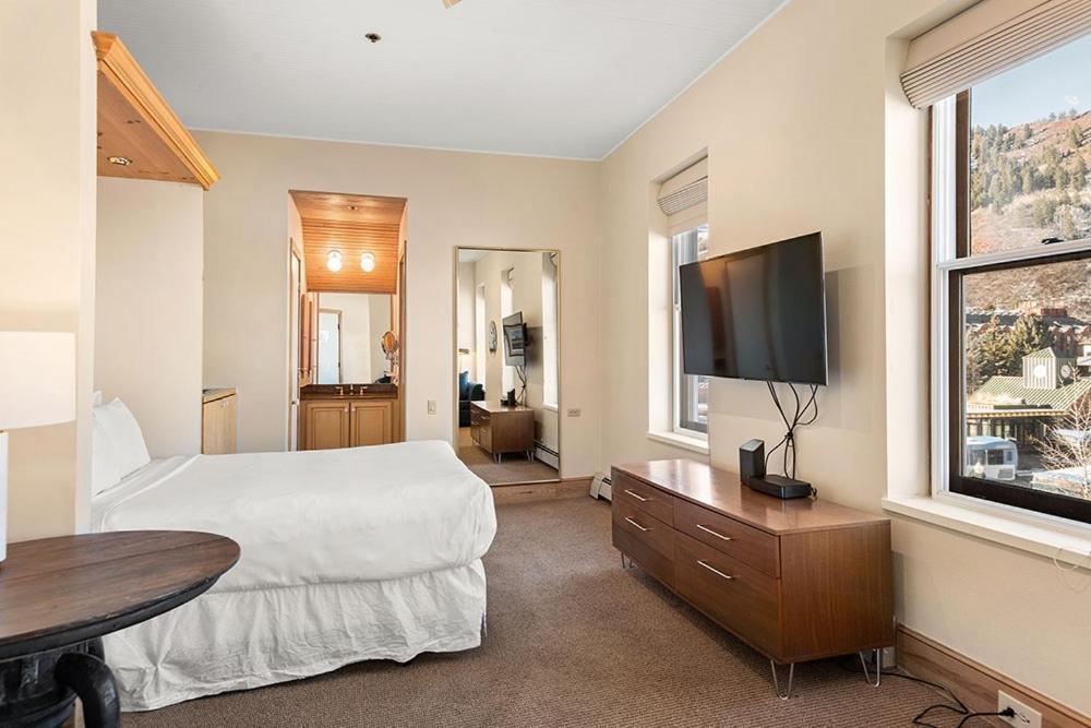 אספן Independence Square 300, Nice Hotel Room With Great Views, Location & Rooftop Hot Tub! מראה חיצוני תמונה